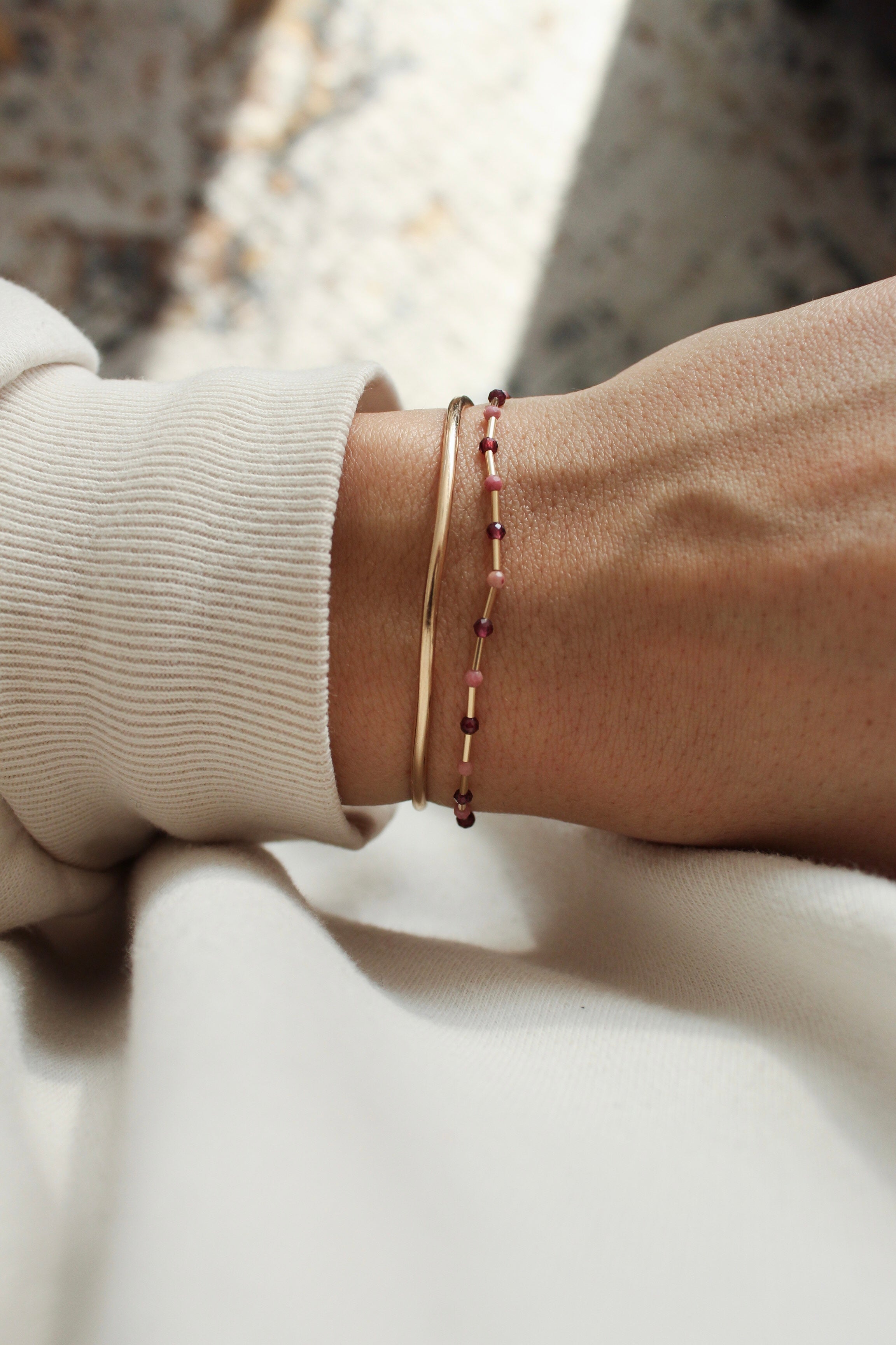 Náramek Ritmo berry (gold filled)