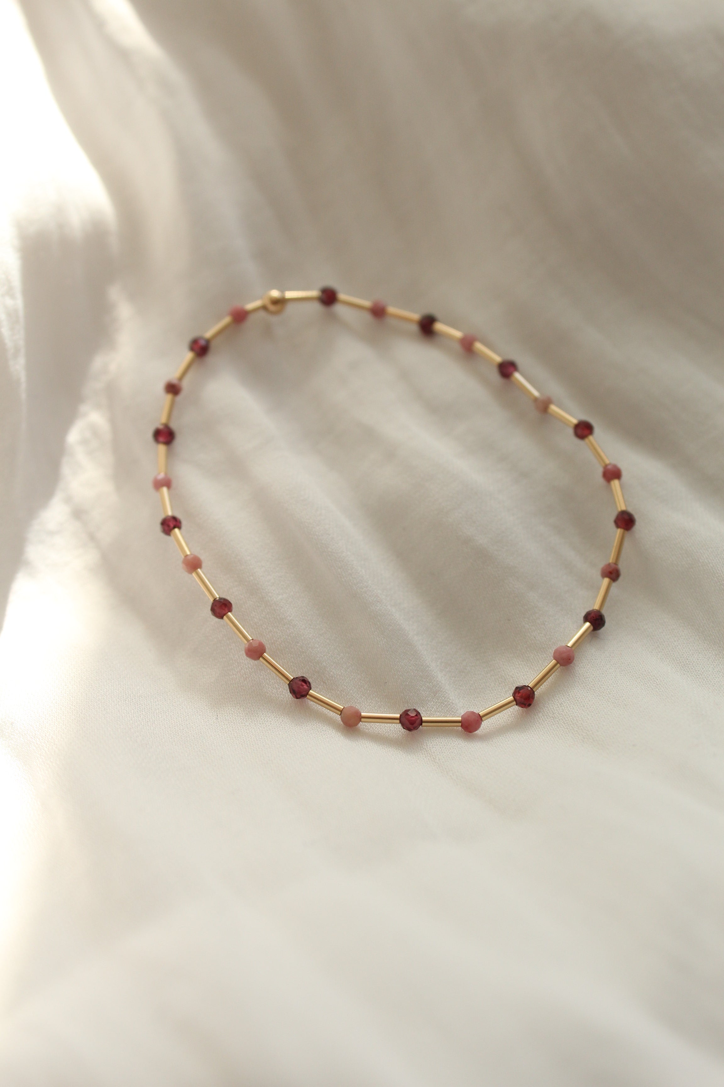 Náramek Ritmo berry (gold filled)