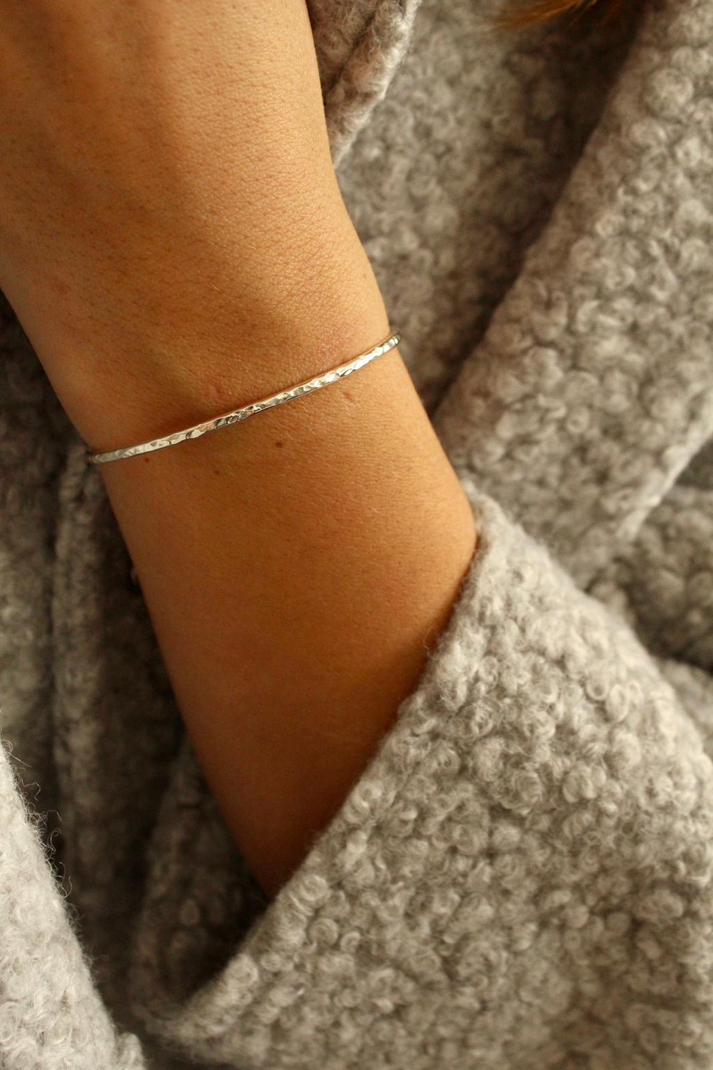 Stříbrný náramek Moon tepaný