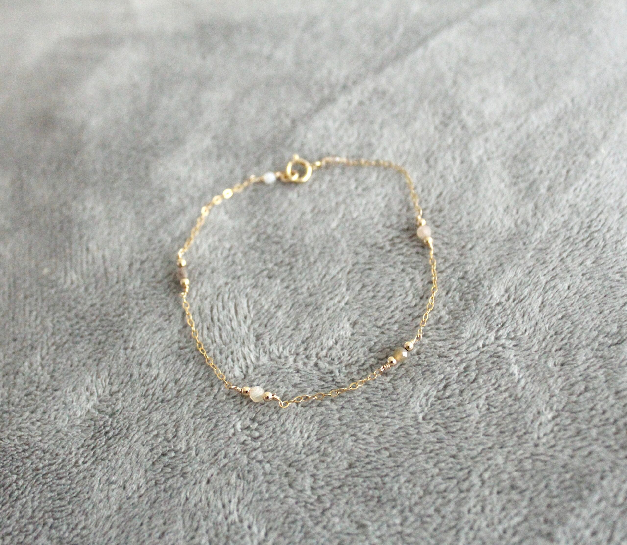 Řetízkový náramek Dots. achát (gold filled)