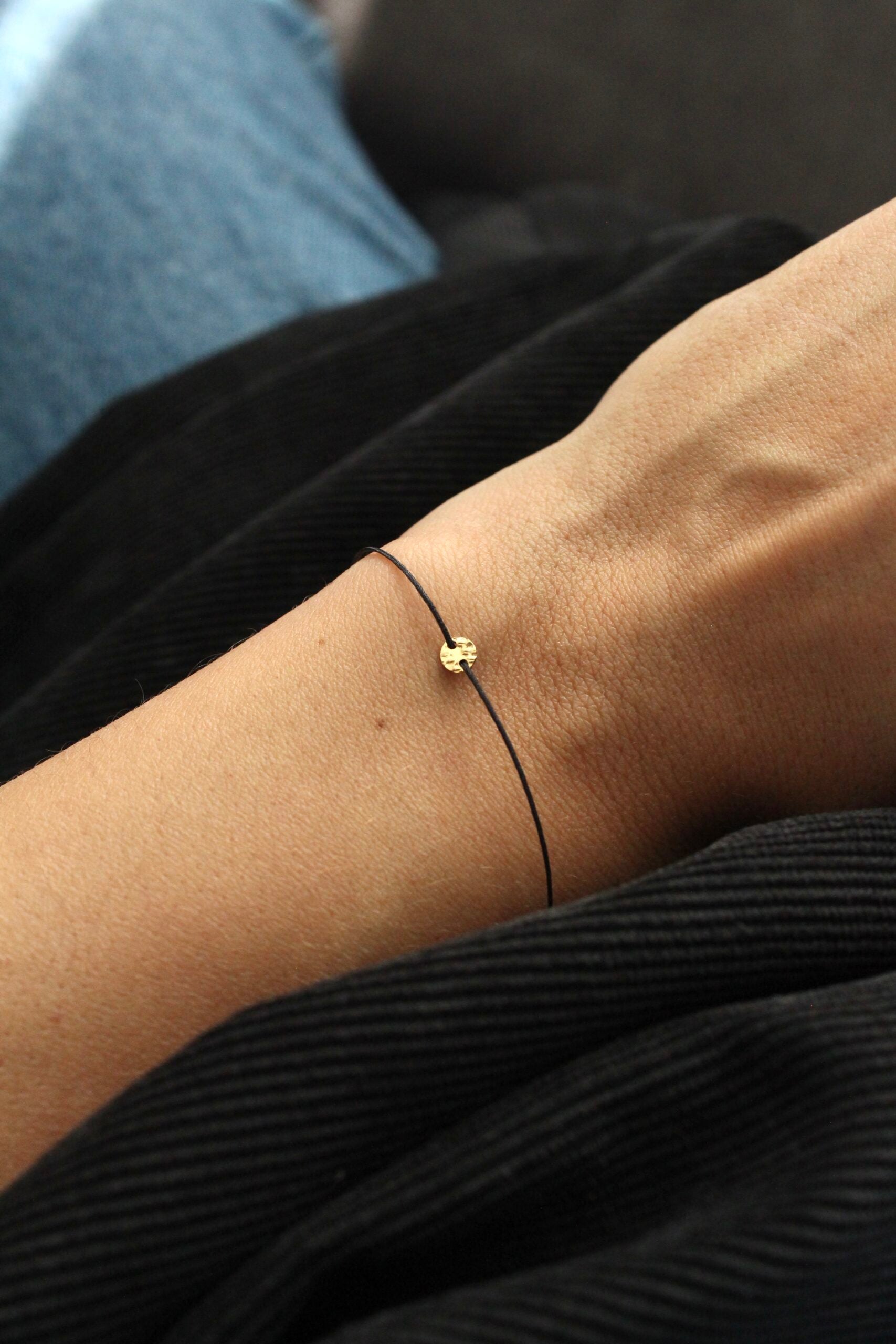 Náramek Love button noir (gold filled)