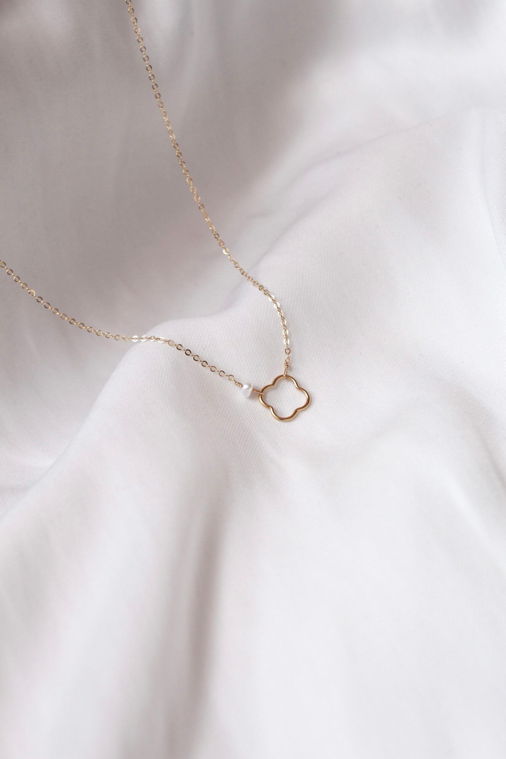 Řetízek Petite Trefle (gold filled)